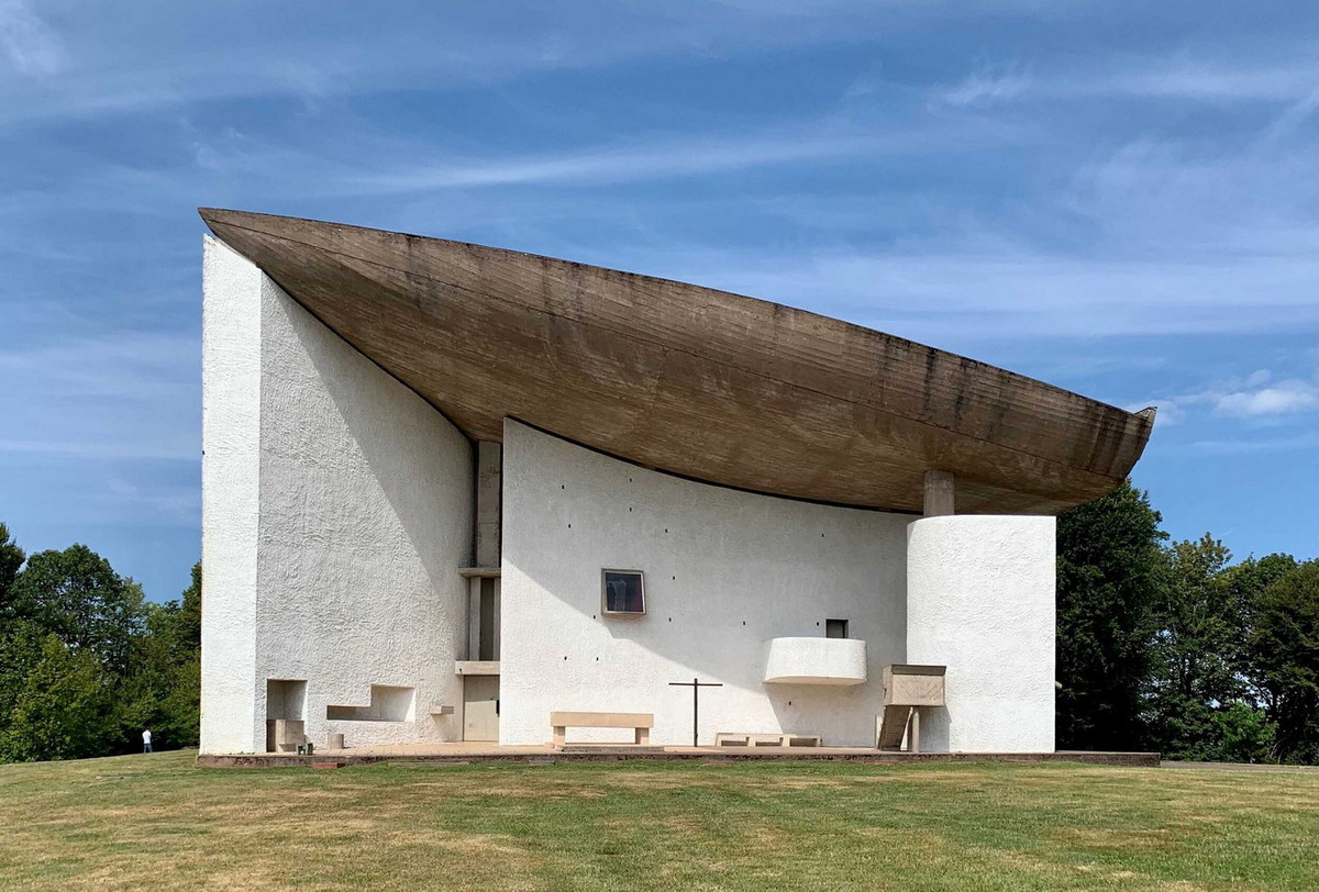 Đặc điểm nổi bật của nhà nguyện Notre Dame du Haut là phá bỏ mọi nguyên tắc kiến trúc truyền thống để định hình nên diện mạo công trình từ những đường cong tự nhiên, tượng trưng và ước lệ. Ảnh: Tree Burton.