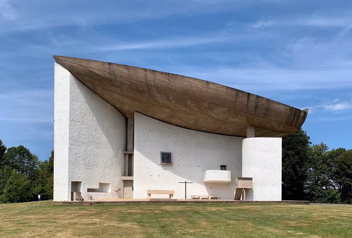 Đặc điểm nổi bật của nhà nguyện Notre Dame du Haut là phá bỏ mọi nguyên tắc kiến trúc truyền thống để định hình nên diện mạo công trình từ những đường cong tự nhiên, tượng trưng và ước lệ. Ảnh: Tree Burton.
