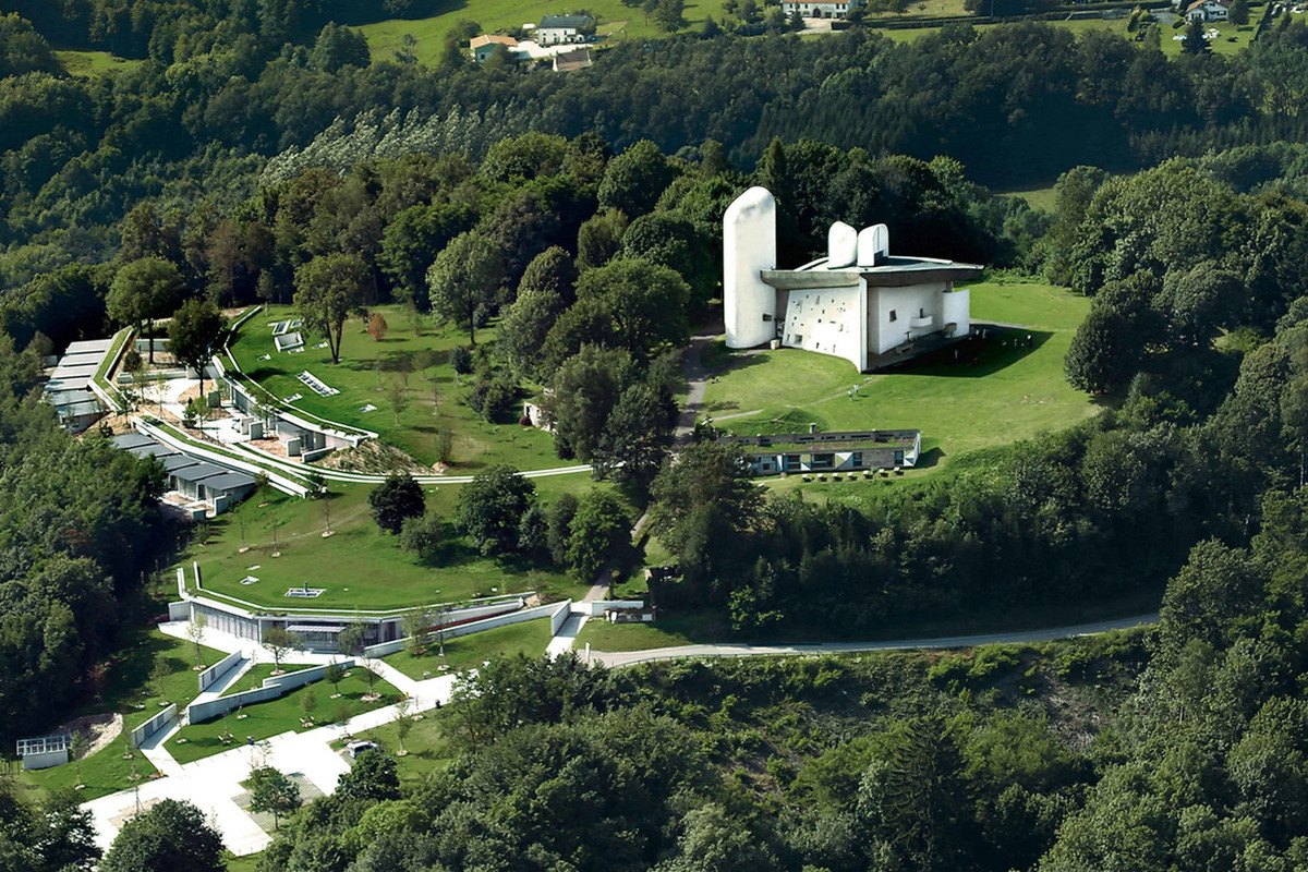 Tại vị trí nhà nguyện này tọa lạc từng tồn tại một thánh đường có lịch sử từ thế kỷ thứ 4. Trong Thế chiến thứ II, công trình đã bị phá hủy. Ảnh: Arquitectura Viva.