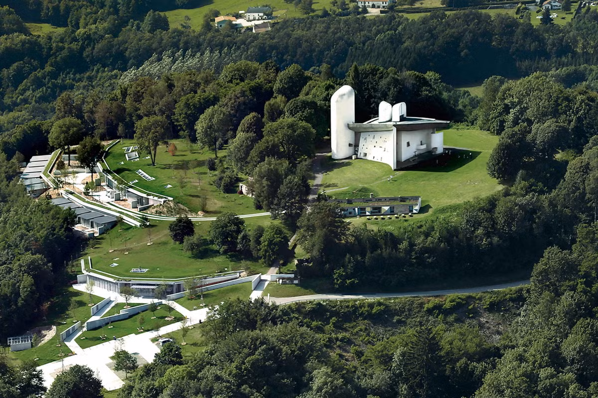 Tại vị trí nhà nguyện này tọa lạc từng tồn tại một thánh đường có lịch sử từ thế kỷ thứ 4. Trong Thế chiến thứ II, công trình đã bị phá hủy. Ảnh: Arquitectura Viva.