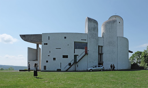 Dù có diện tích nhỏ, nhà nguyện có cấu trúc khá phức tạp với hai lối vào, một bàn thờ chính và ba nhà nguyện nhỏ bên dưới các tòa tháp. Ảnh: Archipicture.