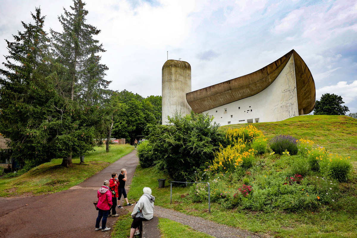 Ngày nay, nhà nguyện Notre Dame du Haut là một trong những điểm hành hương nổi tiếng nhất của Pháp cũng như toàn châu Âu. Ảnh: L'Est Républicain.