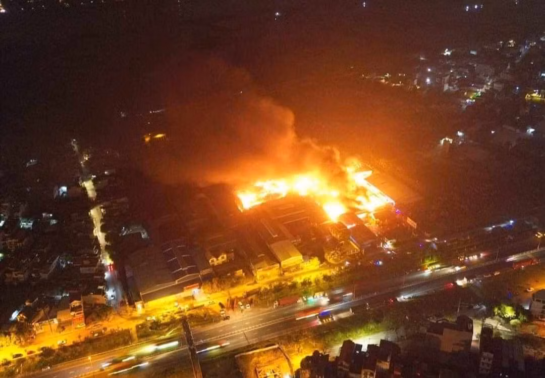 Cong ty bao bi boc chay du doi giua trung tam TP Hai Duong