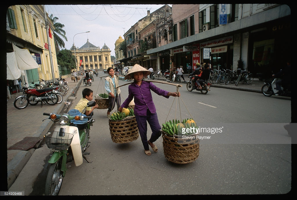 Những người bán hàng rong trên phố Tràng Tiền, Hà Nội năm 1994. Ảnh: Steve Raymer / Getty Images.
