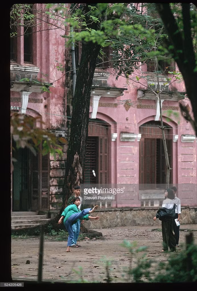 Học sinh đá cầu ở sân trường Quốc học Huế, Cố đô Huế năm 1994.