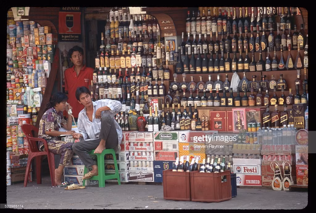 Rượu bia ngoại nhập bày bán tại một cửa hàng ở Chợ Lớn.