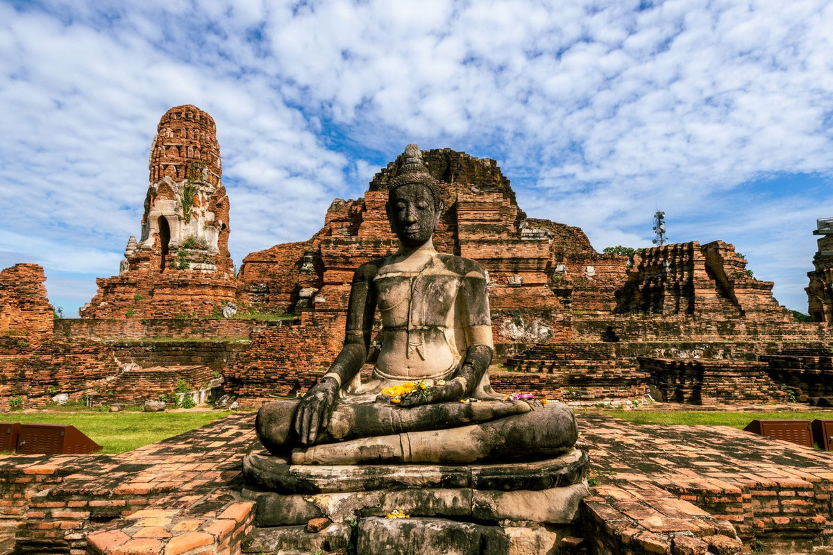 Vào thế kỷ 14, chùa Wat Phra Mahathat ở cố đô Ayutthaya của Thái Lan từng là một tu viện Phật giáo tấp nập người qua lại. Tuy nhiên, ngày nay khu chùa tháp này chỉ còn là tàn tích. Ảnh: Tourism Authority of Thailand.