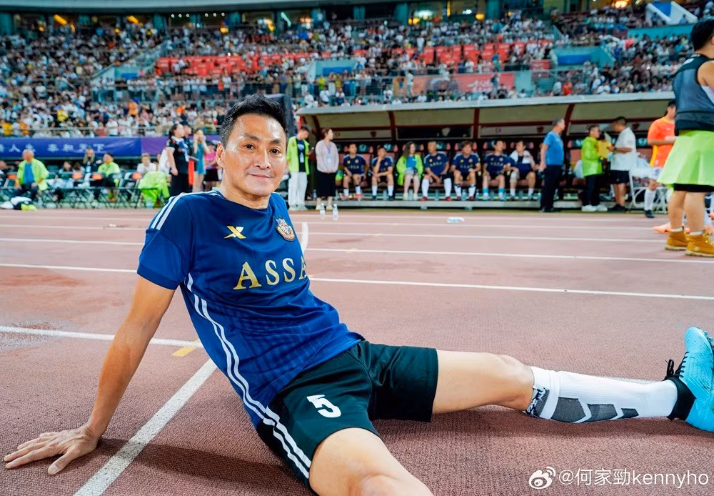 'Trien Chieu' Ha Gia Kinh lua doi fan ham mo?