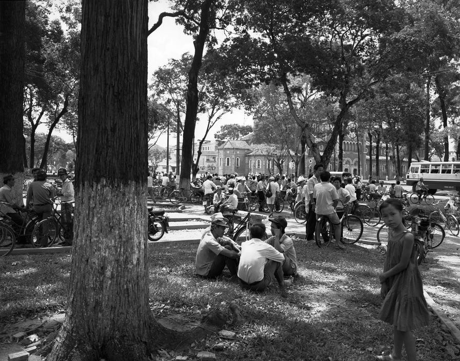 Người dân thư giãn tại công viên 30/4 cạnh nhà thờ Đức Bà, TP HCM năm 1992. Ảnh: Raymond Depardon / Magnum Photos.