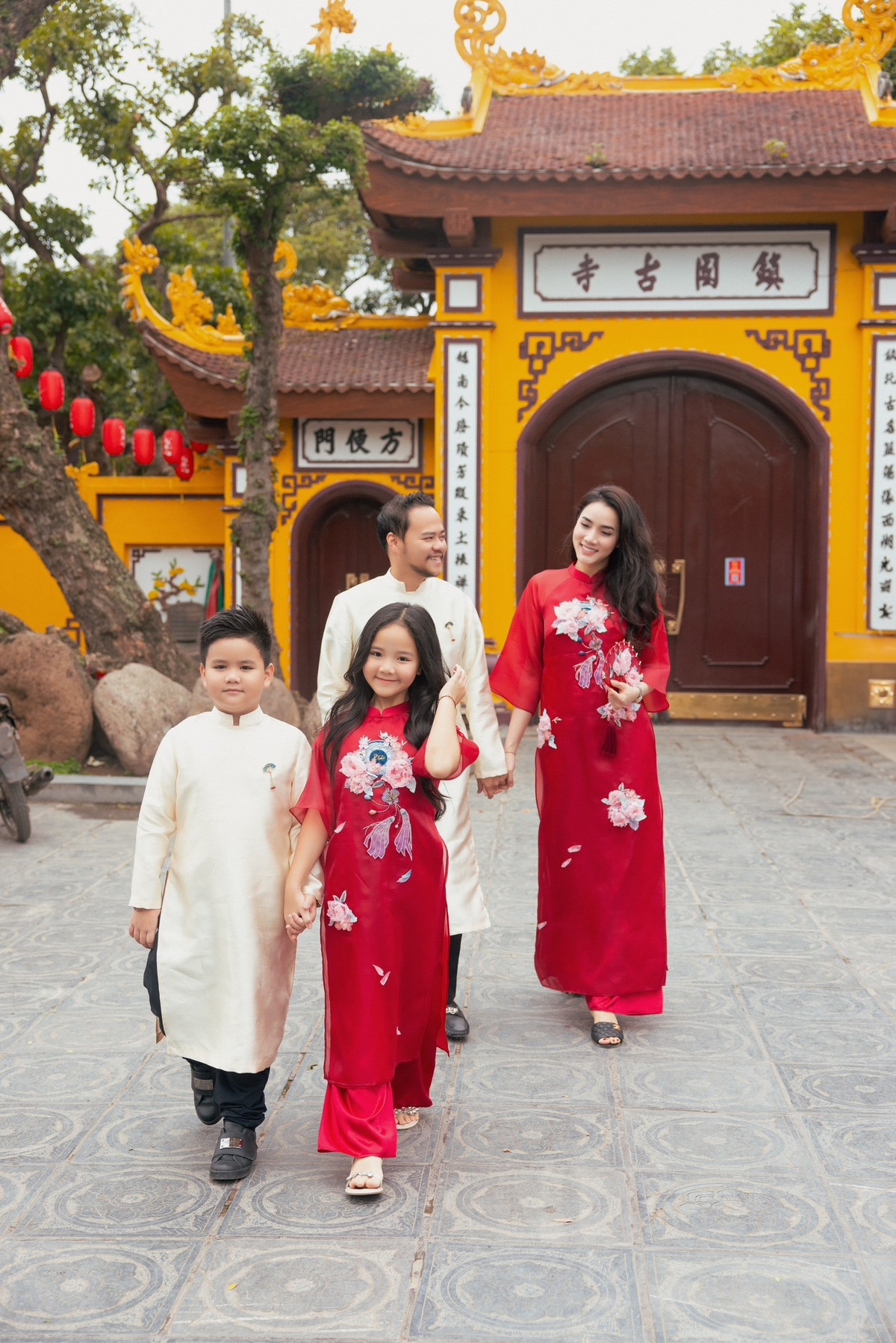 Dien vien Trang Nhung hanh phuc du xuan cung chong va 2 con