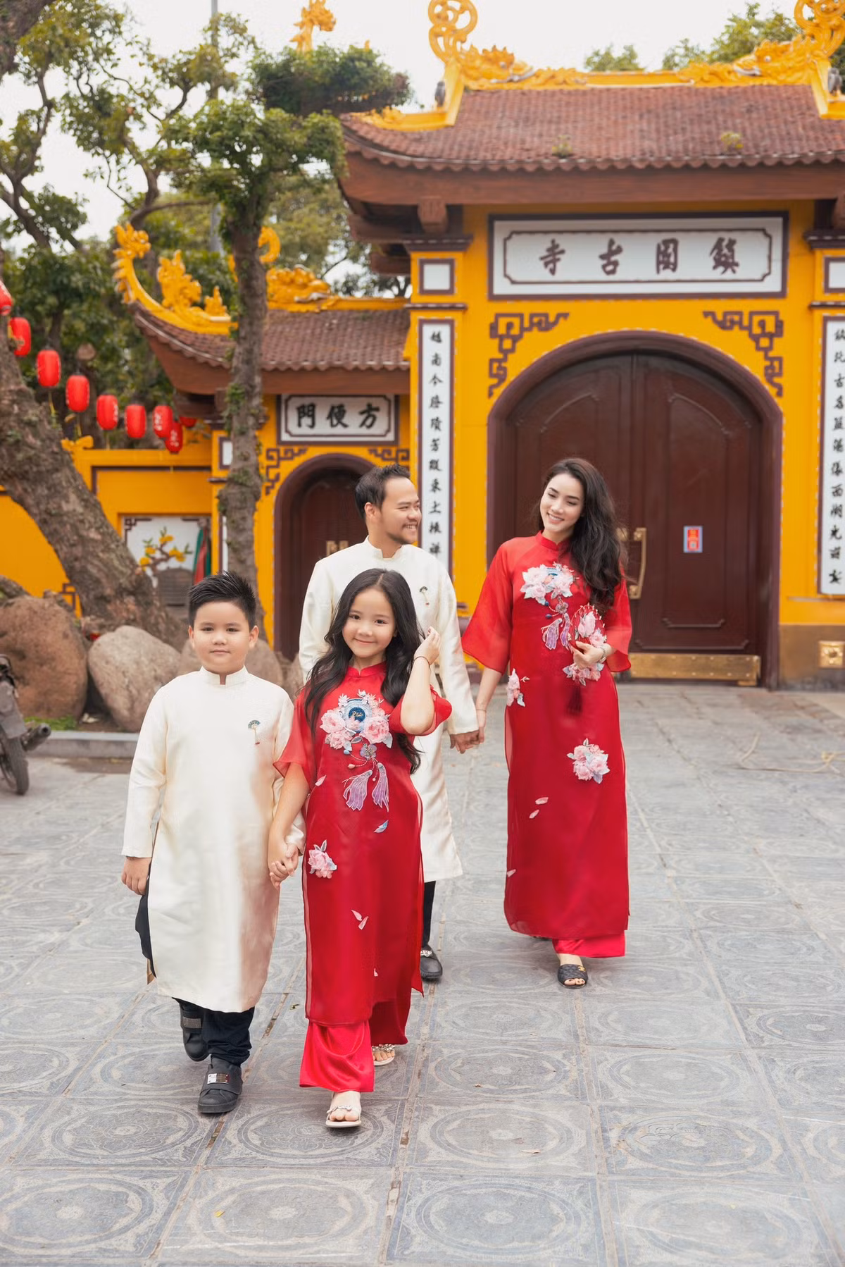 Dien vien Trang Nhung hanh phuc du xuan cung chong va 2 con