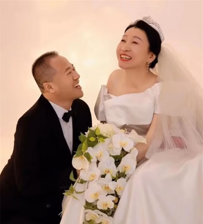 Vợ chồng anh Hoa chụp ảnh cưới sau 22 năm.