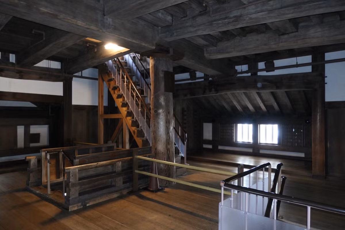 Kỹ thuật liên kết giữa các cột và xà cũng là kỹ thuật ghép mộng, không dùng đến đinh ốc. Đặc biệt, cầu thang nối các tầng được thiết kế không trùng nhau ở cùng một vị trí mà được bố trí rải rác tạo nên những góc hiểm hỗ trợ việc phòng thủ. Ảnh: On Castles, Ruined Castles and Palaces.