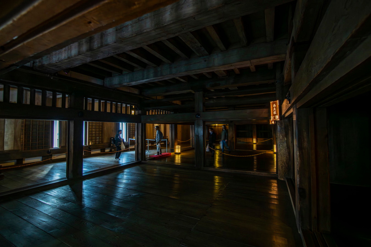 Cấu trúc bên trong lâu đài gồm nhiều căn phòng có kiến trúc khá nhất quán, thông nhau bởi các lối quanh co, gồm phòng dành cho tướng lĩnh, phòng cho binh sĩ và phòng dành cho phụ nữ. Đặc biệt, có một toà án nhỏ, nơi dành riêng cho các hiệp sĩ Samurai làm lễ tự vẫn theo nghi thức seppuku. Ảnh: Japan Starts Here.