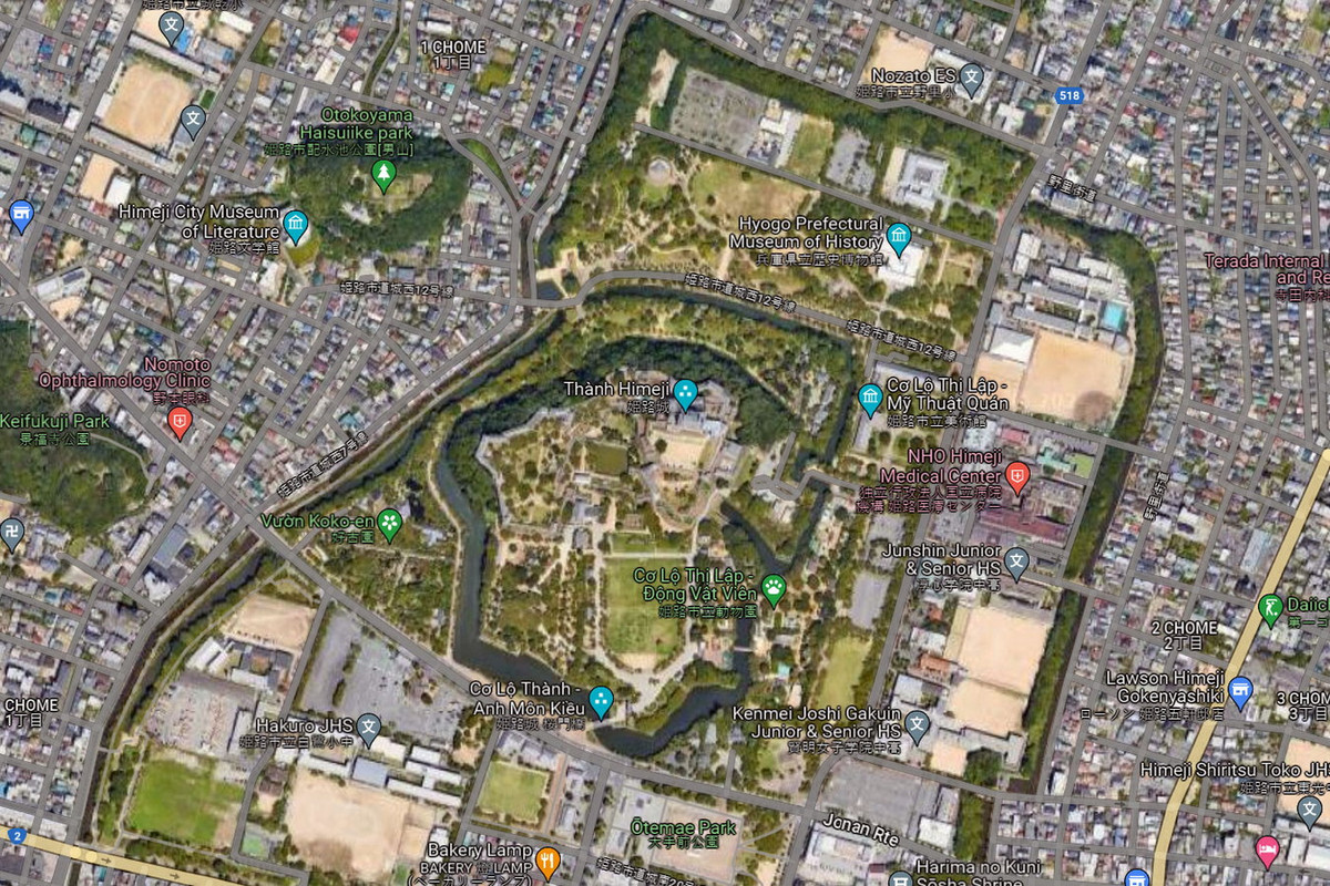 Nhìn từ trên xuống, có thể thấy bình diện lâu đài Himeji như một ốc đảo hình bầu dục. Viền bên ngoài là một hào nước sâu, bao quanh lâu đài là một bức tường đá, rồi đến một dải cây, chủ yếu là tùng bách viền quanh. Ngoài cùng, bao bọc lấy cả lâu đài là một khu công viên rộng rãi. Ảnh: Google Map.