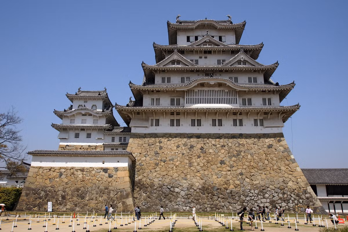 Năm 1601, Terumasa Ikeda bắt đầu đào ba hào xung quanh thành và cuối cùng đã hoàn thành nó vào năm 1609. Sau Ikedas, Tadamasa Honda đã xây dựng thêm một số bức tường ở phía Tây. Khoảng năm 1618, diện mạo lâu đài về cơ bản định hình như ngày nay. Ảnh: Wikipedia.