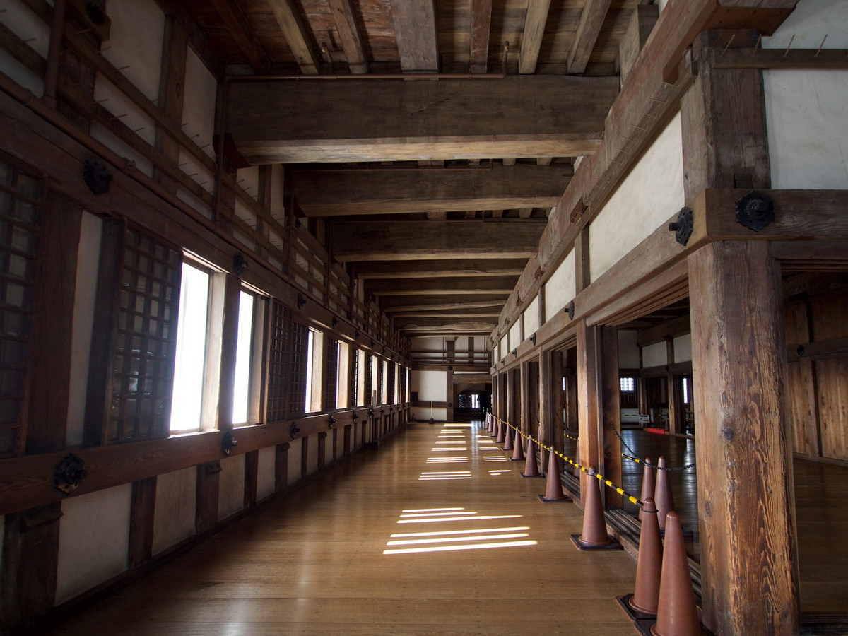 Ở bên trong, lâu đài được chống đỡ bằng những chiếc cột gỗ có đường kính lớn. Có những cột to bằng gỗ bách được xác định niên đại cách đây 800 năm. Các xà ngang, xà dọc cũng được làm từ gỗ, ngay cả những vách ngăn cũng được làm từ những ván gỗ xẻ, không sơn mà vẫn mang màu tự nhiên của vỏ gỗ. Ảnh: . Jcastle.info.