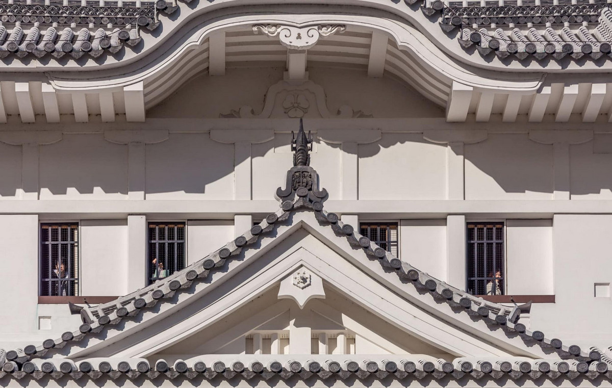 Lâu đài có rất ít cửa sổ có thể mở, mà chỉ có những cửa sổ hẹp hình chữ nhật, để tránh sự xâm nhập từ bên ngoài của các thích khách. Ảnh: Chris Travel Blog.