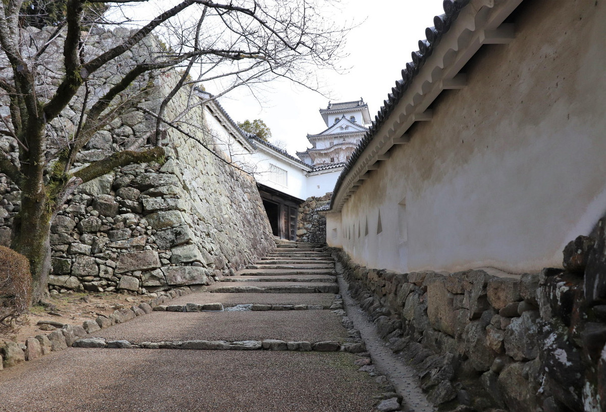 Là một pháo đài phòng thủ, tầng dưới cùng của lâu đài có nhiều lớp cổng, được xây dựng rất kiên cố. Hệ thống cổng, hành lang và tường bao của lâu đài được thiết kế như một mê cung được bảo vệ cẩn mật để đối phó với những kẻ xâm nhập. Ảnh: Kansai Odyssey.