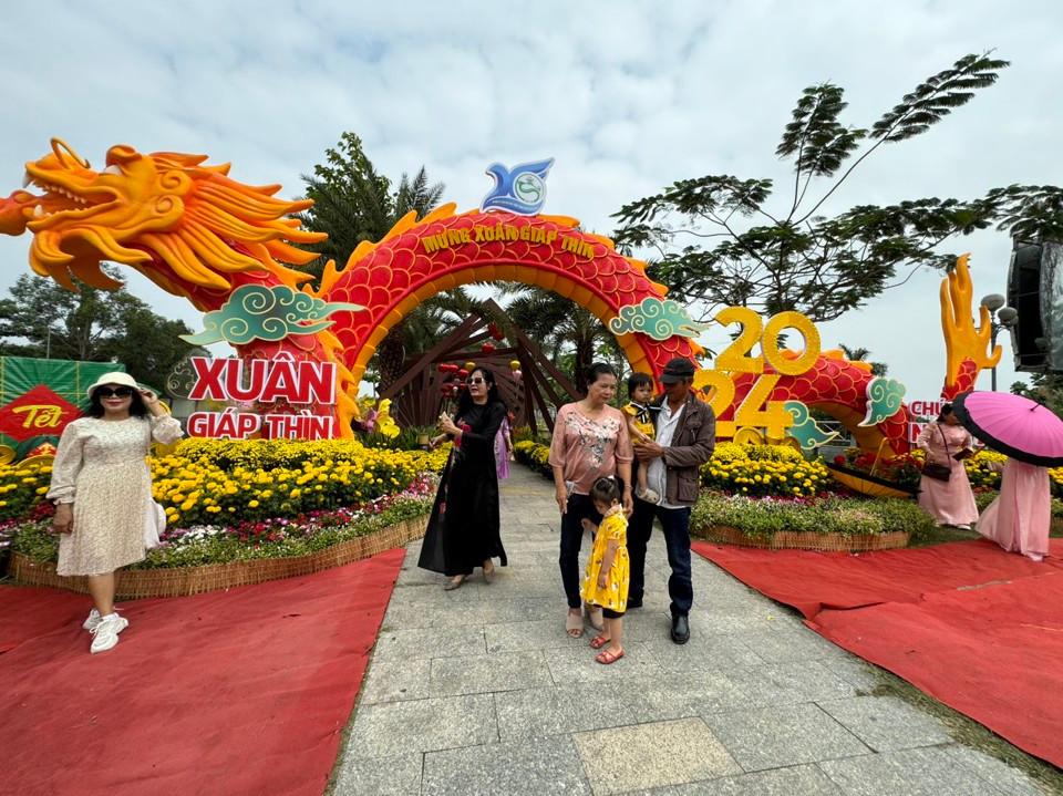 Linh vật rồng tại Vườn hoa nghệ thuật Cần Thơ thu hút du khách - Hình 2 Linh vat rong tai Vuon hoa nghe thuat Can Tho thu hut du khach-Hinh-2