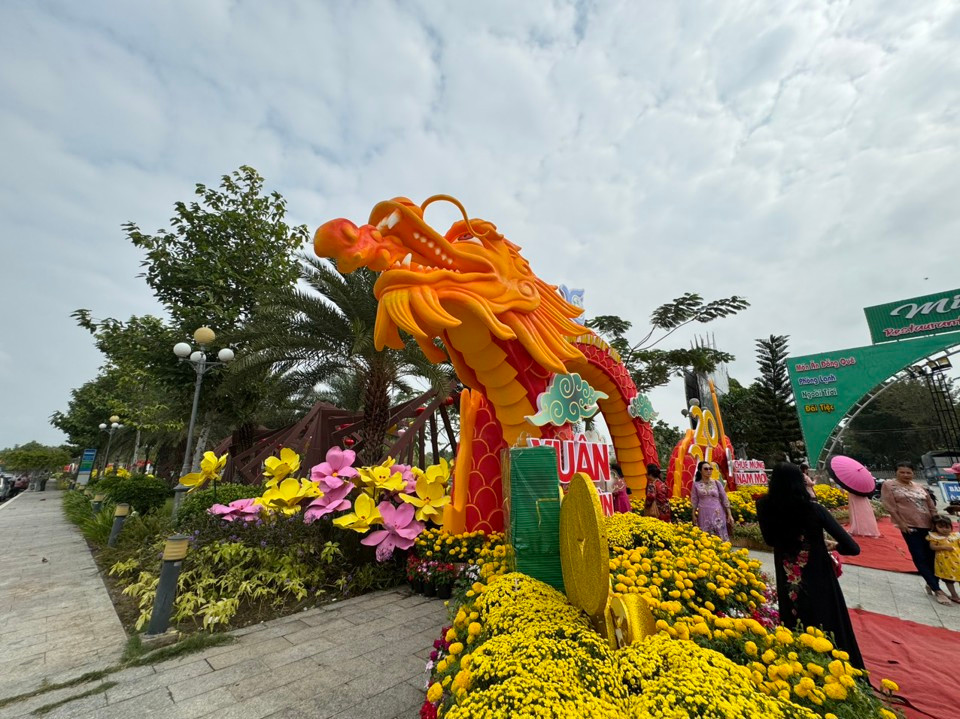 Linh vật rồng tại Vườn hoa nghệ thuật Cần Thơ thu hút du khách Linh vat rong tai Vuon hoa nghe thuat Can Tho thu hut du khach