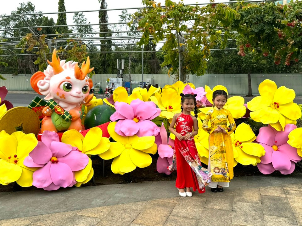 Linh vật rồng tại Vườn hoa nghệ thuật Cần Thơ thu hút du khách - Hình 3 Linh vat rong tai Vuon hoa nghe thuat Can Tho thu hut du khach-Hinh-3