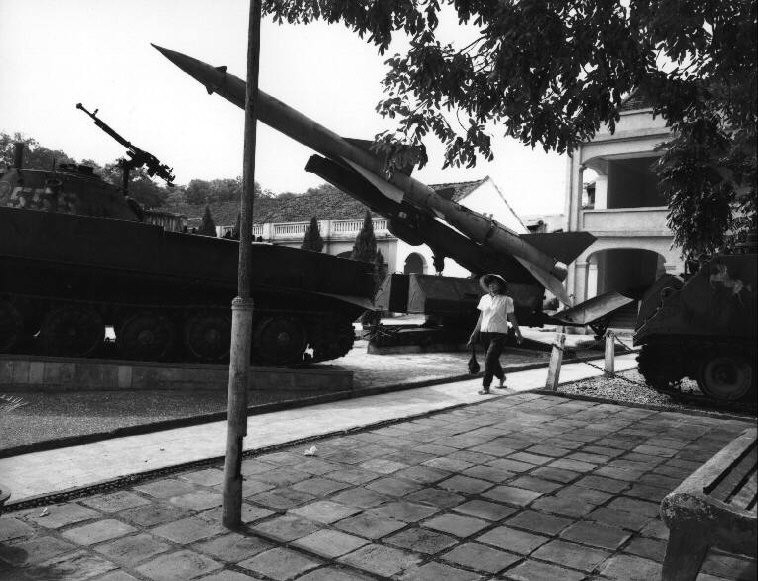 Trong khuôn viên Bảo tàng Quân đội.