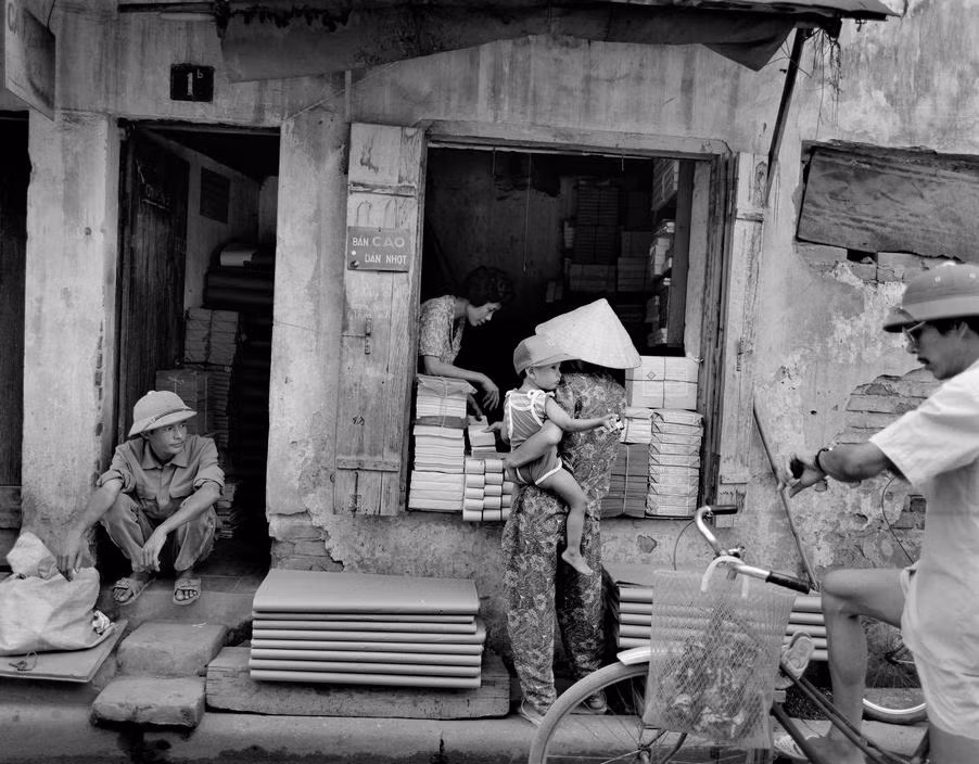 Cửa hàng bán giấy đầu phố Lương Văn Can.