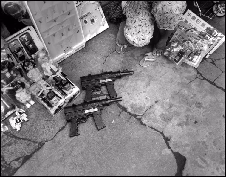 Đồ chơi trẻ em được bày bán trên phố Lương Văn Can.