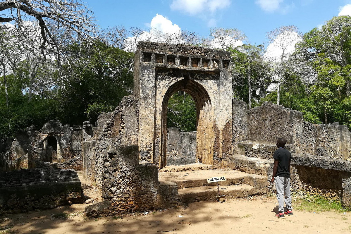 Gedi là một thành phố thương mại cổ nằm trải dọc theo bờ biển Kenya, từng thịnh vượng từ thế kỷ 13 - 17. Các nhà khảo cổ đã tìm thấy ở nơi đây các hiện vật có nguồn gốc từ rất nhiều quốc gia trên thế giới như Ấn Độ, Trung Hoa, Tây Ban Nha, Italia... Đó là minh chứng cho sự thịnh vượng của hoạt động hàng hải trong khu vực. Ảnh: La Prensa Latina.