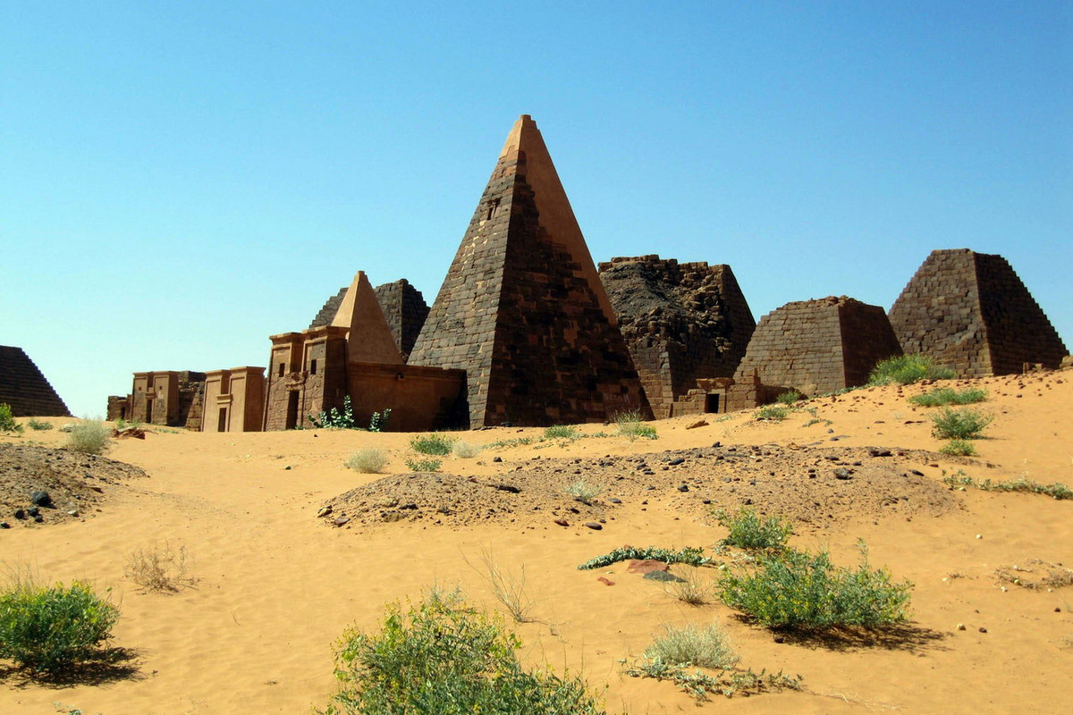 Meroe, ngày nay thuộc Sudan, từng là một trong những thành phố giàu có nhất của đế chế Kush cổ đại. Được thành lập vào năm 800 TCN, thành phố chịu ảnh hưởng mạnh của nền văn minh Ai Cập láng giềng. Ngày nay, 200 kim tự tháp cổ vẫn tồn tại như bằng chứng về sự huy hoàng của thành phố trước đây. Ảnh: STENE.