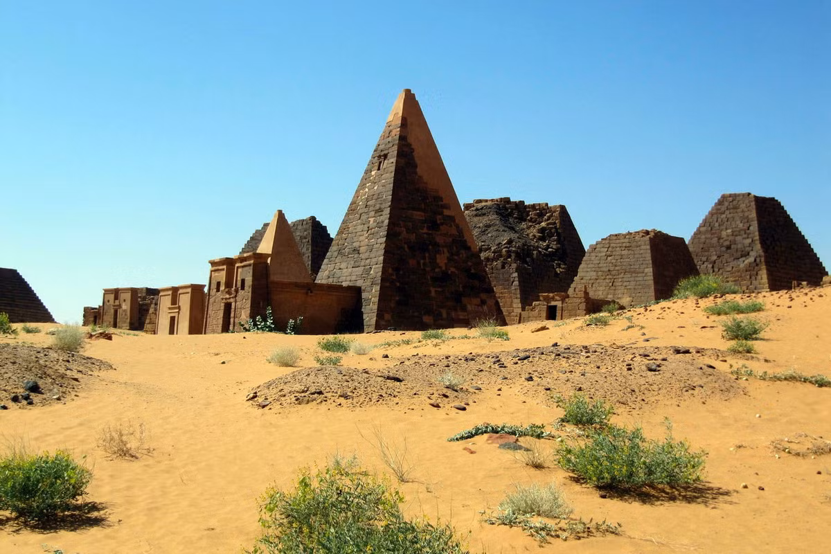 Meroe, ngày nay thuộc Sudan, từng là một trong những thành phố giàu có nhất của đế chế Kush cổ đại. Được thành lập vào năm 800 TCN, thành phố chịu ảnh hưởng mạnh của nền văn minh Ai Cập láng giềng. Ngày nay, 200 kim tự tháp cổ vẫn tồn tại như bằng chứng về sự huy hoàng của thành phố trước đây. Ảnh: STENE.