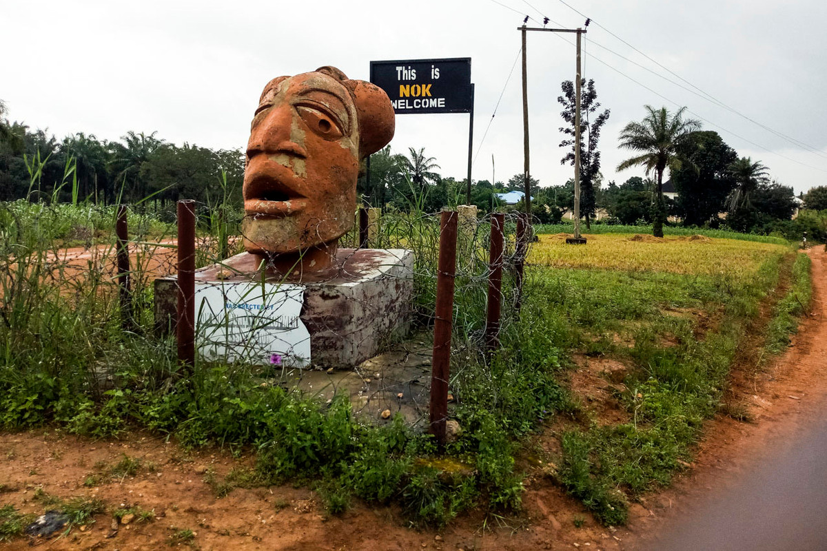 Nok là tên một ngôi làng, cũng là một địa điểm khảo cổ nổi tiếng thế giới ở Nigeria. Nơi đây có những bức tượng đất nung có niên đại từ thế kỷ 11 TCN đến thế kỷ 3 SCN. Các nhà nghiên cứu nền văn minh Nok đã đạt trình độ phát triển cao, trái ngược với phần lớn các cộng đồng người ở Tây Phi thời kỳ này. Ảnh: The Mail &amp; Guardian.