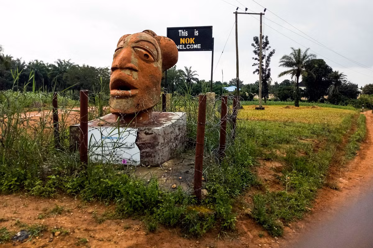 Nok là tên một ngôi làng, cũng là một địa điểm khảo cổ nổi tiếng thế giới ở Nigeria. Nơi đây có những bức tượng đất nung có niên đại từ thế kỷ 11 TCN đến thế kỷ 3 SCN. Các nhà nghiên cứu nền văn minh Nok đã đạt trình độ phát triển cao, trái ngược với phần lớn các cộng đồng người ở Tây Phi thời kỳ này. Ảnh: The Mail &amp; Guardian.