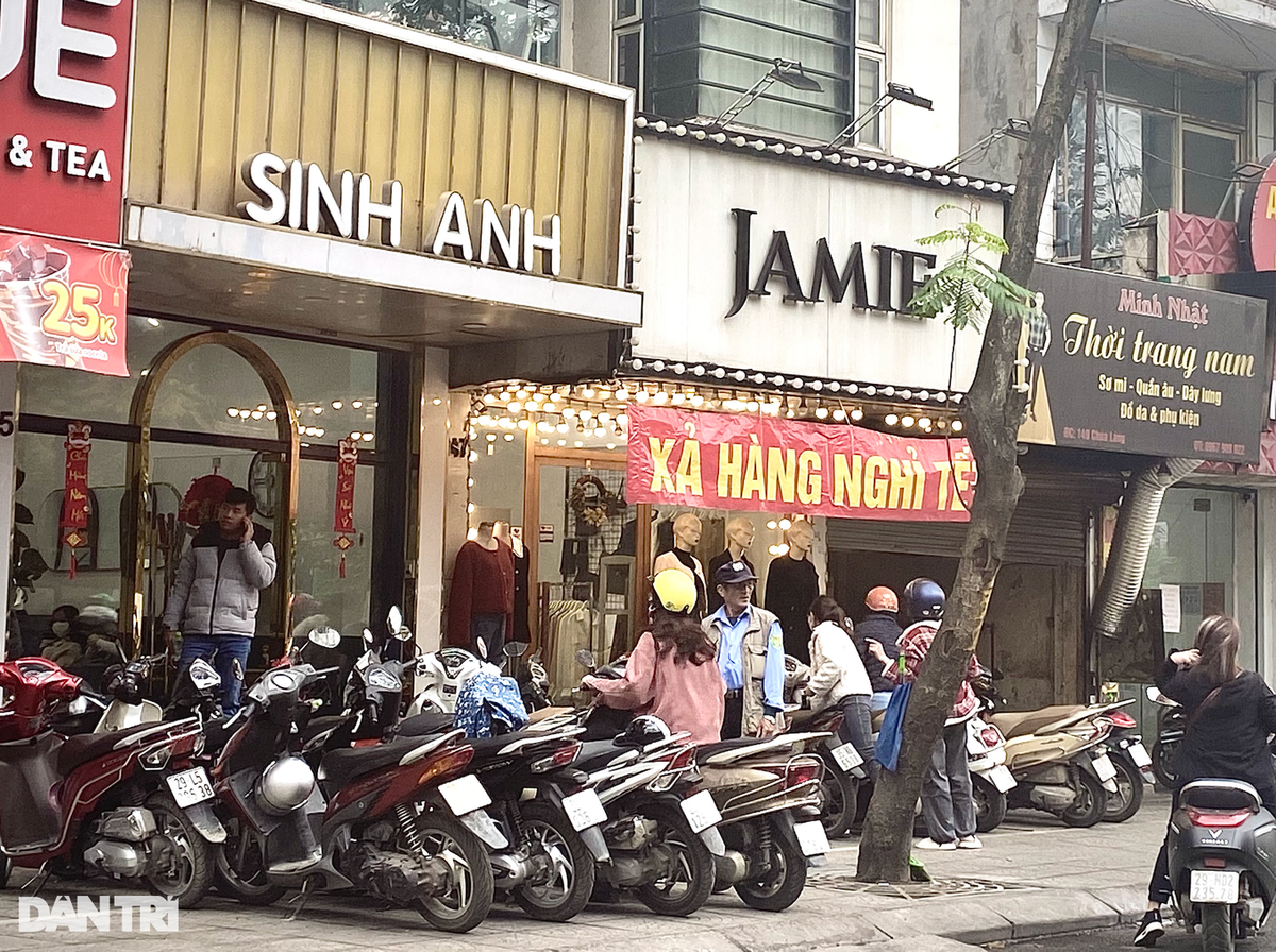 Thi truong Tet: Khach thu quan ao ca tieng chua mua; hoa tuoi dat hang-Hinh-3