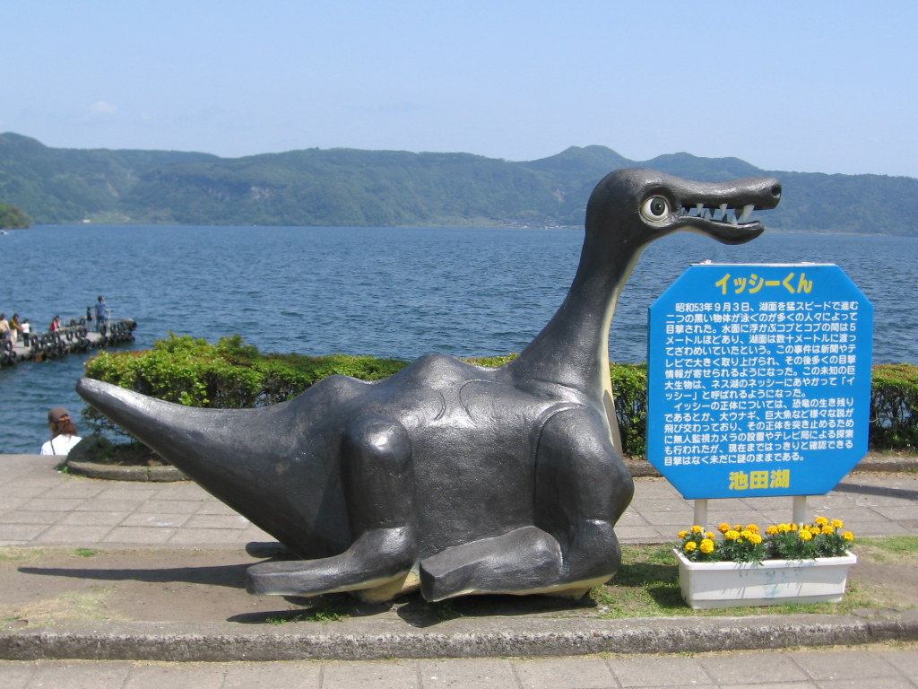 5. Isshii là một thủy quái khổng lồ khác của Nhật Bản, được cho là đã 20.000 tuổi, sống ở hồ Ikeda thuộc tỉnh Kagoshima, hồ được tạo thành từ miệng núi lửa lớn nhất ở đảo Kyushu. Isshii có ngoại hình tương tự Kusshii, nhưng lớn hơn.