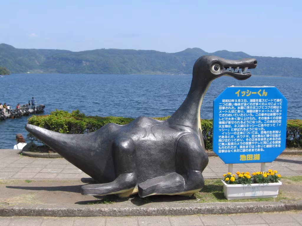 5. Isshii là một thủy quái khổng lồ khác của Nhật Bản, được cho là đã 20.000 tuổi, sống ở hồ Ikeda thuộc tỉnh Kagoshima, hồ được tạo thành từ miệng núi lửa lớn nhất ở đảo Kyushu. Isshii có ngoại hình tương tự Kusshii, nhưng lớn hơn.