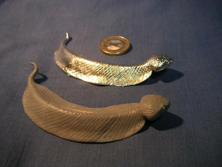 Tsuchinoko thường được mô tả như một loài rắn có ngoại hình kỳ dị, chỉ dài dưới 1 mét, thân hình béo trục béo tròn với chiếc đuôi nhỏ xíu.