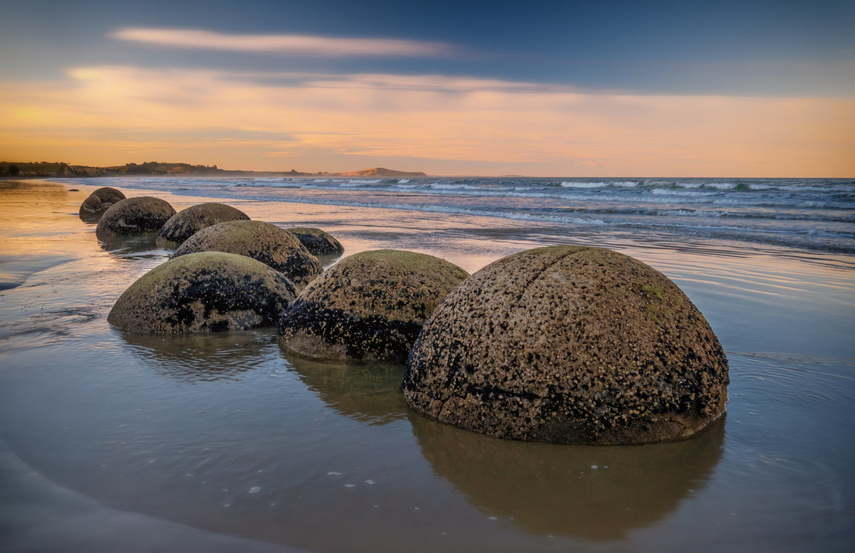 Nằm trải dọc bãi biển, bãi đá này là nơi quy tụ vô số tảng đá khổng lồ có hình tròn hoàn hảo một cách khó hiểu. Ảnh: Barry &amp; Sandra's Adventures.