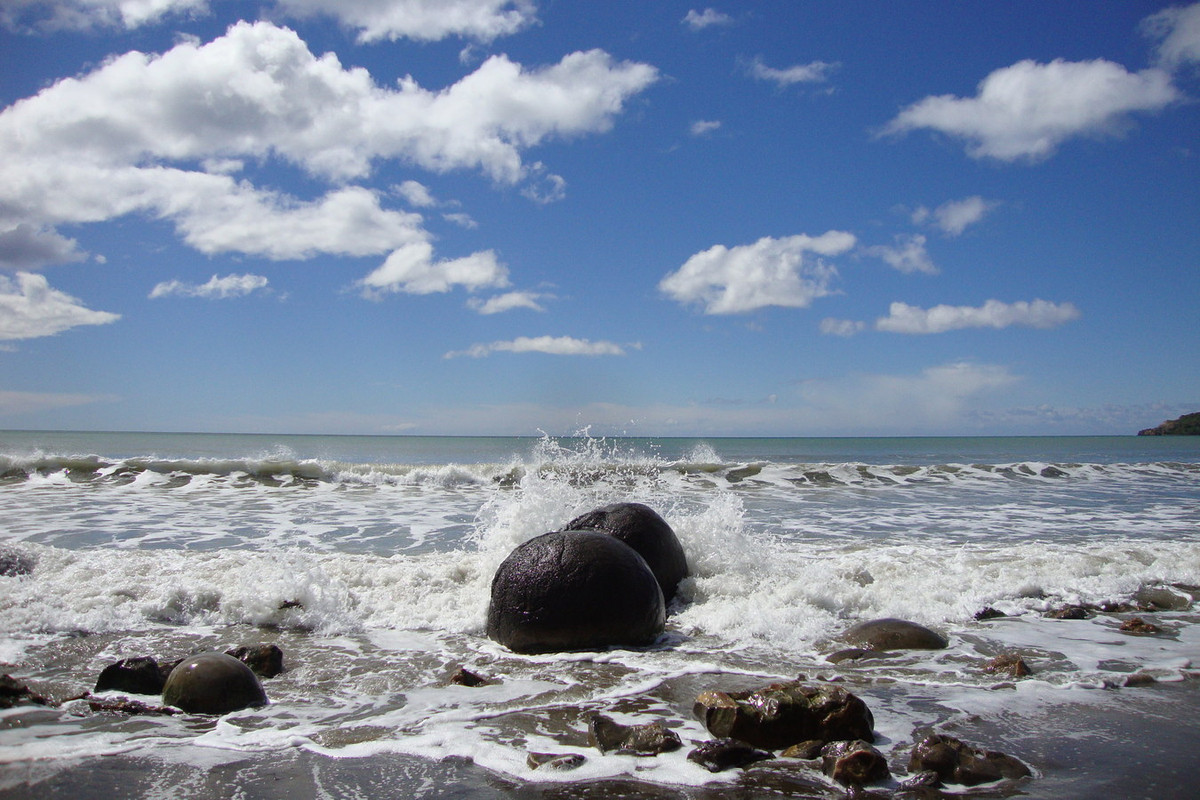 Tuy vậy, các nhà địa chất thì cho rằng những tảng đá tròn xoe này là kết quả của sự bào mòn do dòng chảy xiết của những dòng nước ở Kỷ băng hà diễn ra trong hàng triệu năm. Ảnh: Natpacker.