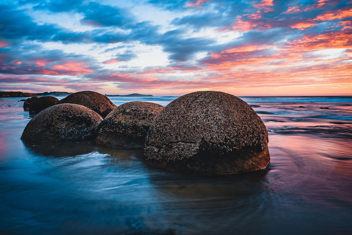 ... Hoặc những vật thể do người ngoài hành tinh mang đến nhằm một mục đích nào đó. Ảnh: Posterlounge.