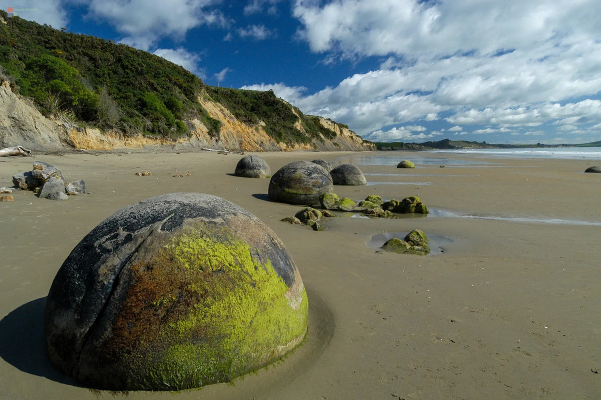 Đã có nhiều giả thuyết quanh sự tồn tại của những tảng đá kỳ lạ này. Ảnh: Tenckhoff.de.