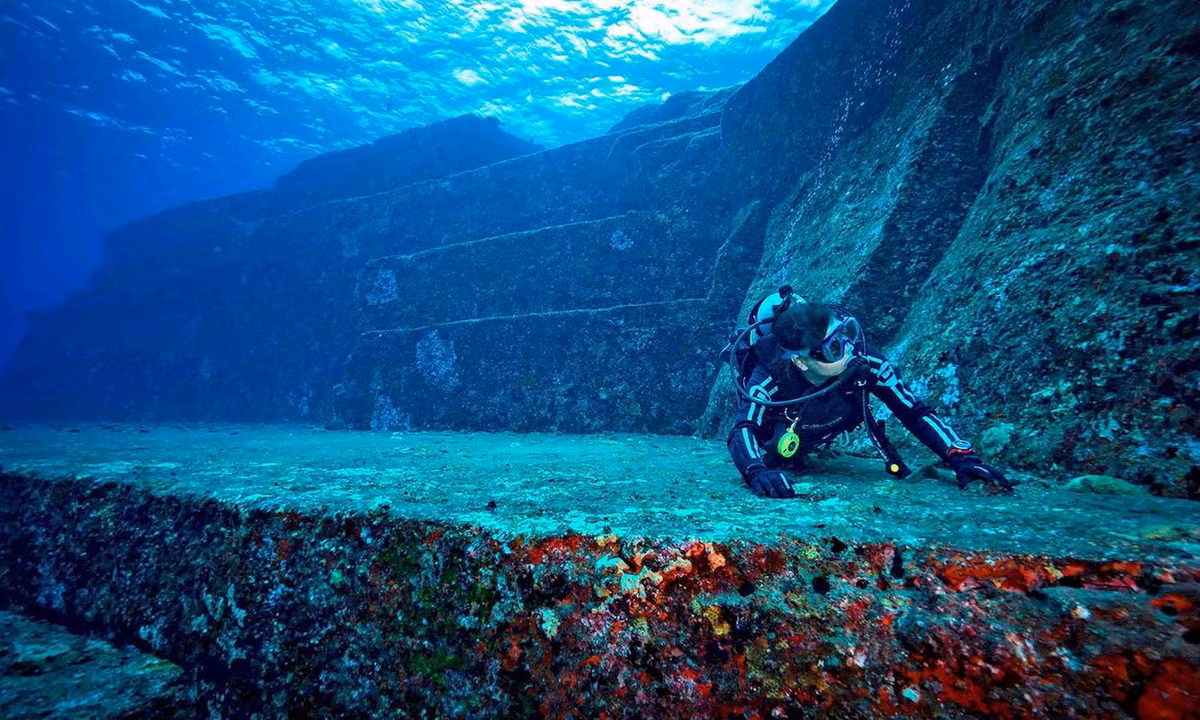 Vào năm 1985, một thợ lặn người Nhật trong khi đang làm việc dưới vùng biển gần đảo Yonaguni thuộc địa phận tỉnh Okinawa, phía Nam Nhật Bản, đã tình cờ phát hiện một cấu trúc đá kỳ lạ. Ảnh: Get Lost.