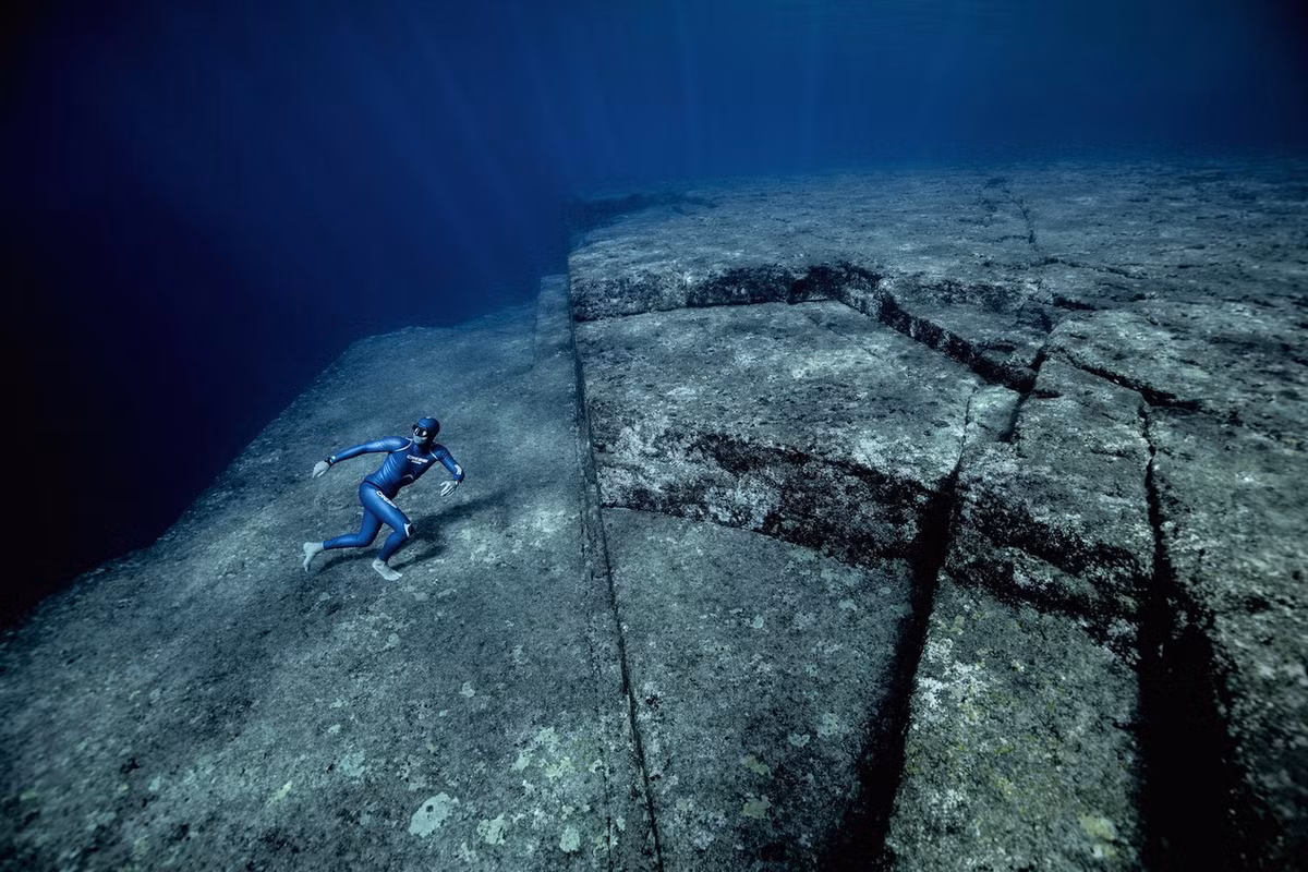 Tuy nhiên, các nhà nghiên cứu khác cho rằng di tích này là tự nhiên, được hình thành qua năm tháng bởi dòng chảy dưới biển. Hình dạng của khối đá không có yếu tố đối xứng ở các công trình nhân tạo. Ảnh: Galerie Jean-Denis Walter.