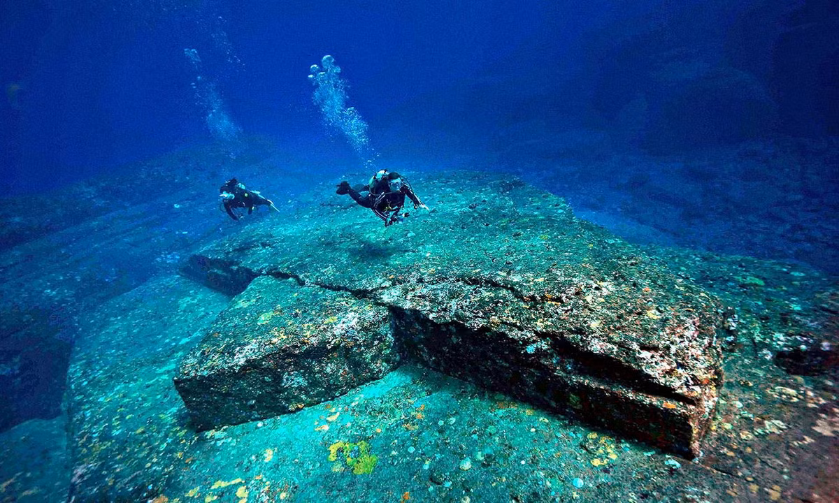 Trên phương diện du lịch, khối đá có hình thù kỳ lạ gần đảo Yonaguni đã trở thành một địa điểm lặn biển thu hút nhiều du khách đến khám phá, trải nghiệm. Ảnh: Get Lost.