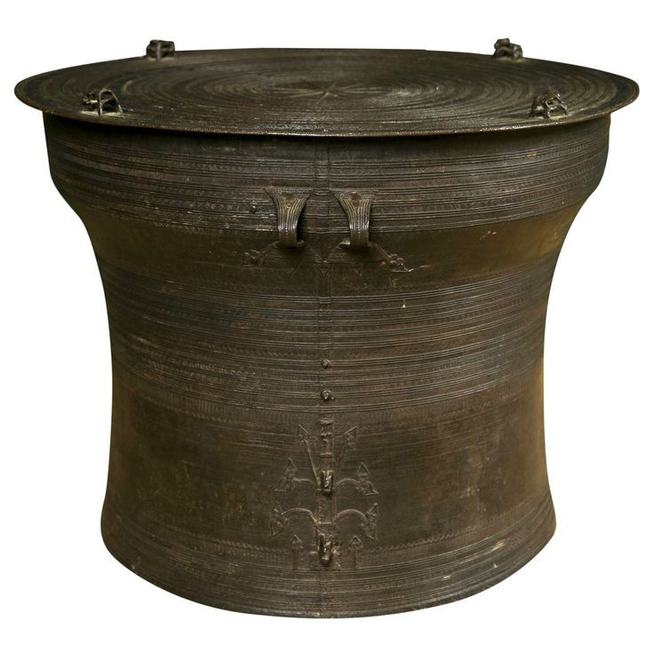 Tùy theo thời kỳ mà trống đồng Karen có sự khác biệt đáng kể trong hình dạng và kích cỡ của trống. Nhìn chung, những chiếc trống Karen lâu đời thì nhỏ hơn và có diện mạo gần với trống đồng Đông Sơn hơn.