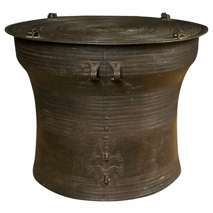 Tùy theo thời kỳ mà trống đồng Karen có sự khác biệt đáng kể trong hình dạng và kích cỡ của trống. Nhìn chung, những chiếc trống Karen lâu đời thì nhỏ hơn và có diện mạo gần với trống đồng Đông Sơn hơn.