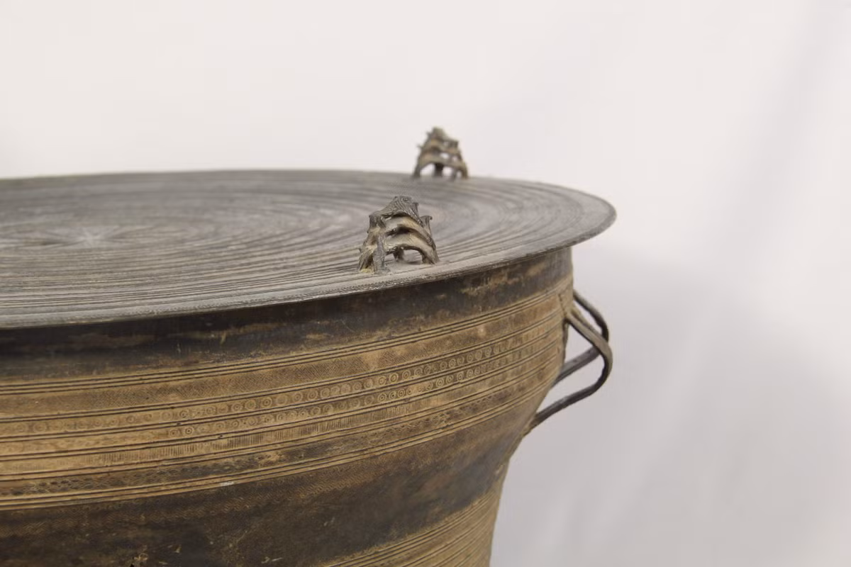 Đặc trưng của trống đồng Karen là luôn có tượng cóc, có thể là những con cóc đơn lẻ hoặc ba con chồng lên nhau trên mặt trống. Đây là biểu tượng của mưa - gắn với các cư dân của nền văn minh lúa nước.