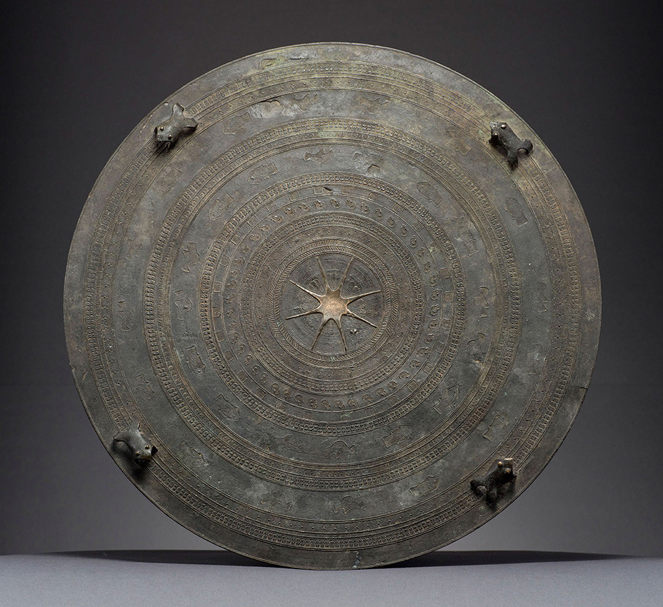 Giống như trống đồng Đông Sơn, trung tâm của mặt trống đồng Karen cũng là hình mặt trời với các tia tỏa ra xung quanh. Hình tượng mặt trời này nhỏ hơn và có các tia mảnh hơn so với trống Đông Sơn.