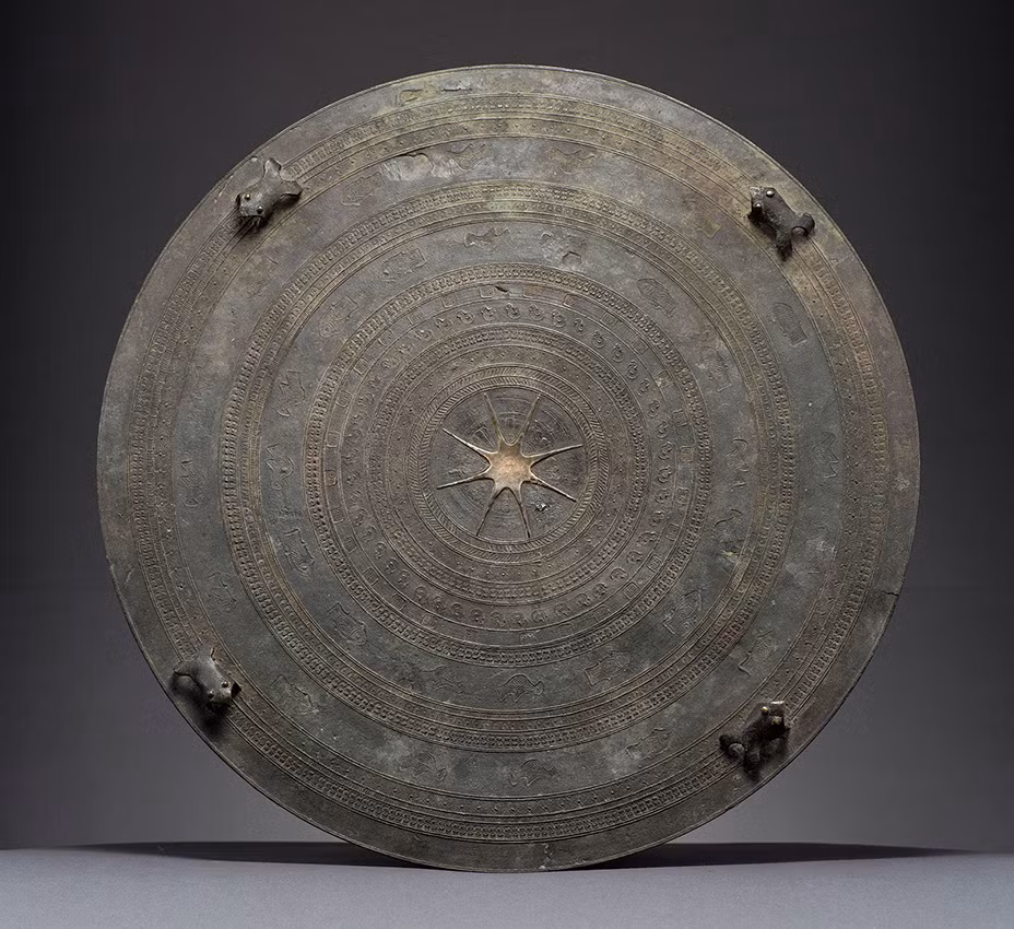 Giống như trống đồng Đông Sơn, trung tâm của mặt trống đồng Karen cũng là hình mặt trời với các tia tỏa ra xung quanh. Hình tượng mặt trời này nhỏ hơn và có các tia mảnh hơn so với trống Đông Sơn.